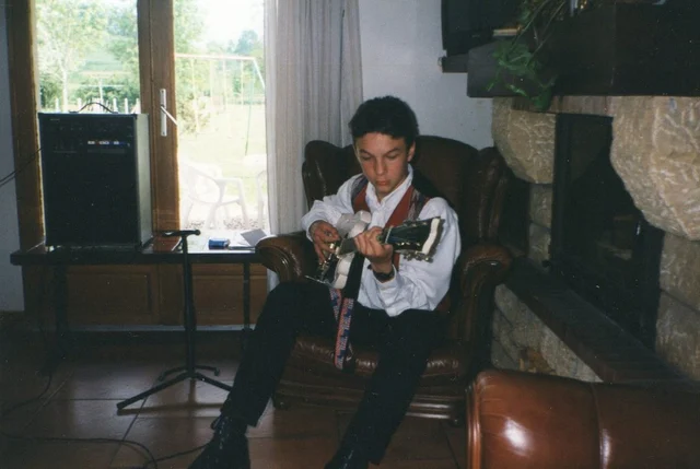 Yaovann adolescent tenant sa première guitare électrique, une Gherson SG