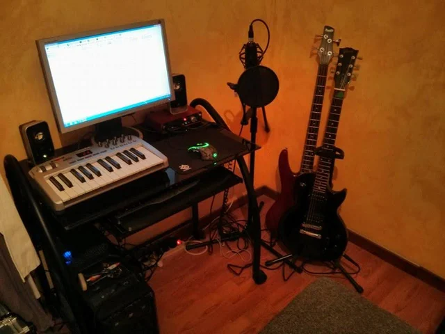 Le premier home studio de Yaovann : un clavier, un écran, un micro et deux guitares
