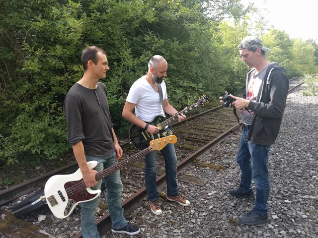 Yaovann et Vincent Barberes en séance photo sur une voie ferrée, avec un photographe
