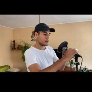Romain, alias RomSlam, dans son home studio