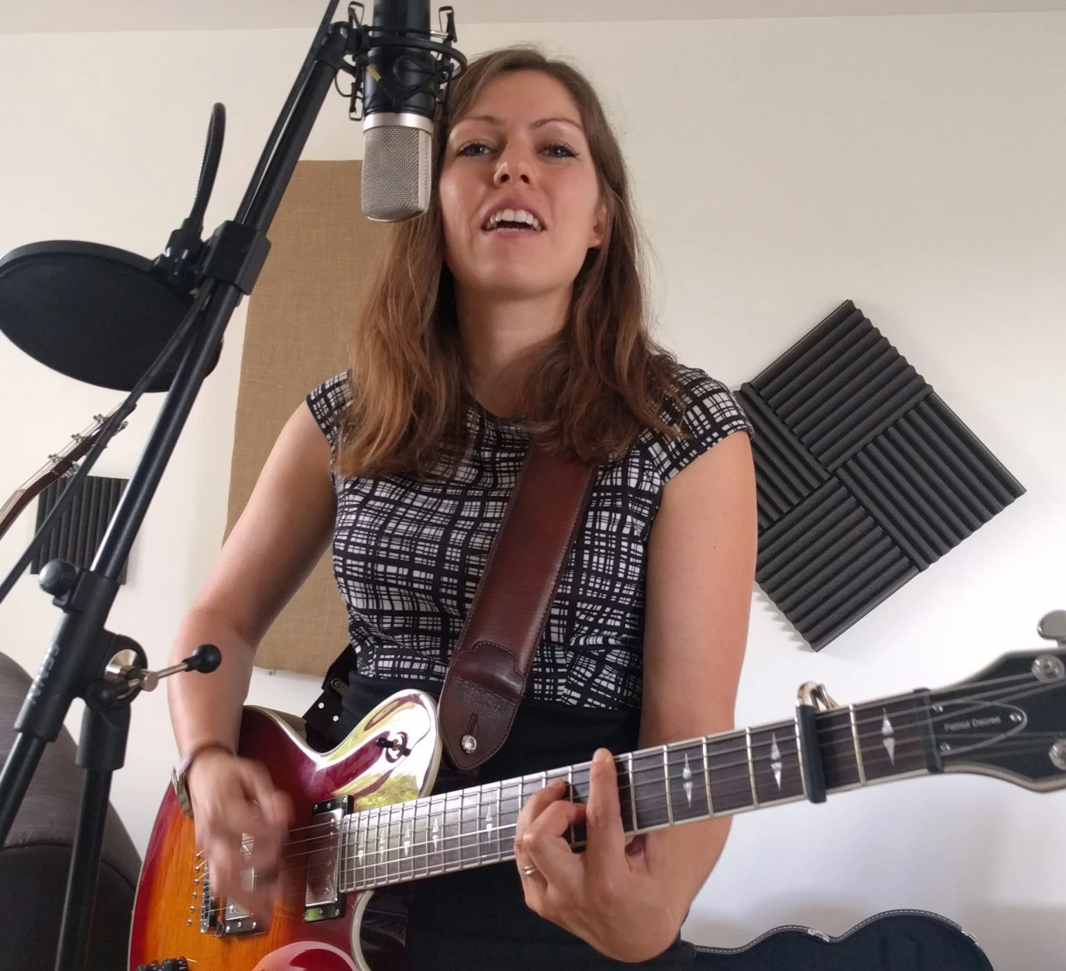 Lizz à la guitare électrique