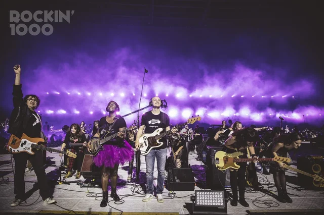 Le Rockin'1000 au Stade de France en 2022, dans une lumière violette