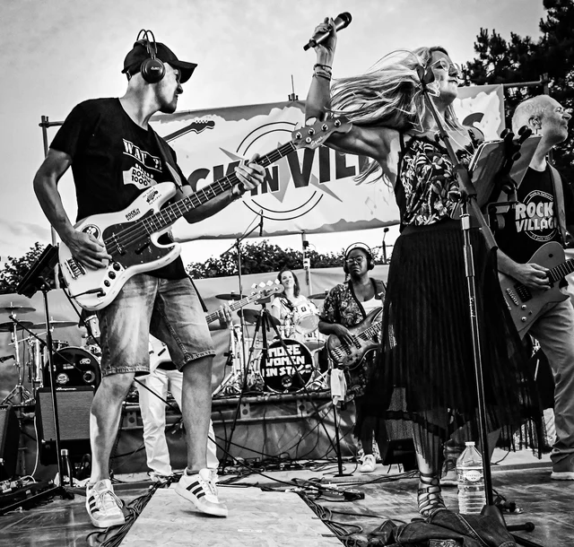 Des musiciens sur la scène de Rock'in Villages en 2023, en noir et blanc