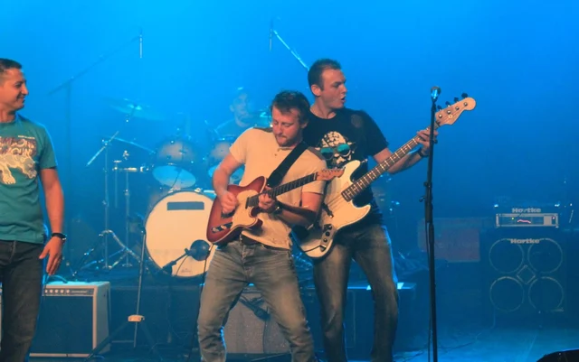 Le groupe Too Blind To See en concert, dans une lumière bleue